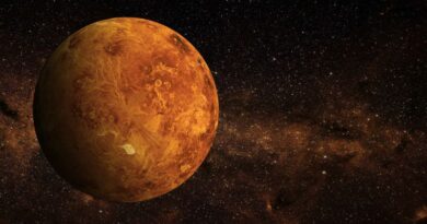 Een close-up van de planeet Venus met haar goudgele wolkendek tegen een achtergrond van ontelbare sterren in het universum, symbool voor liefde en schoonheid.