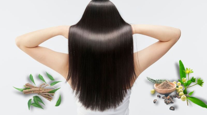 Vrouw met lang, glanzend zwart haar van achteren gezien, omringd door Ayurvedische kruiden zoals amla, neem en poeders voor haarverzorging.