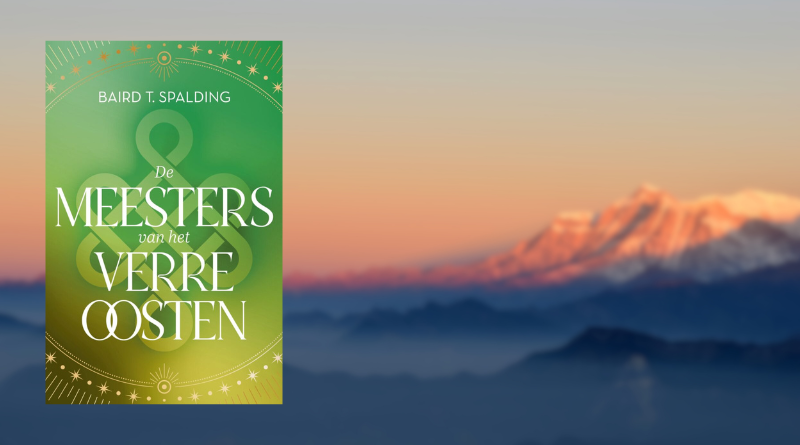 Het boek 'De Meesters van het Verre Oosten' van Baird T. Spalding afgebeeld tegen een sfeervolle achtergrond van de bergen van de Himalaya bij zonsondergang.
