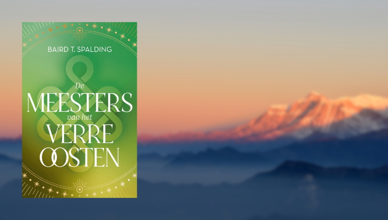Het boek 'De Meesters van het Verre Oosten' van Baird T. Spalding afgebeeld tegen een sfeervolle achtergrond van de bergen van de Himalaya bij zonsondergang.