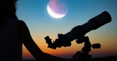 Silhouet van een vrouw die met een telescoop naar een grote, roze-achtige volle maan kijkt tijdens een maansverduistering bij zonsondergang.