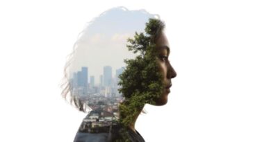 Een artistieke double exposure van een vrouwelijk silhouet waarin een moderne stadsgezicht overgaat in een groen bos, symbool voor de dualiteit tussen materie en geest.