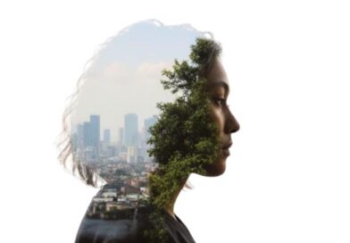 Een artistieke double exposure van een vrouwelijk silhouet waarin een moderne stadsgezicht overgaat in een groen bos, symbool voor de dualiteit tussen materie en geest.