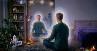 Een mediterende man in kleermakerszit voor een spiegel die zijn eigen regenboogkleurige aura waarneemt in een sfeervolle kamer met kristallen en kaarsen.