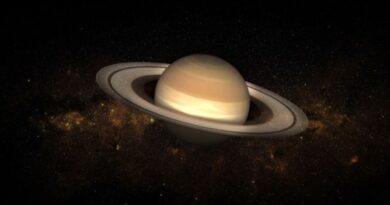 De planeet Saturnus met zijn prominente ringenstelsel zwevend tegen een achtergrond van sterren en kosmische nevels, symbool voor karma en discipline.
