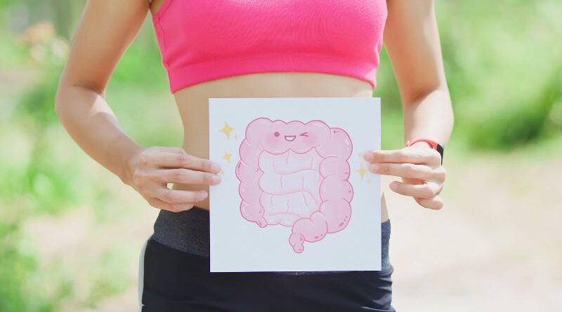 Een vrouw in sportkleding houdt een tekening van vrolijke, gezonde darmen voor haar buik om de link tussen darmgezondheid en mentaal welzijn te symboliseren.