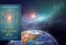 Het boek De 6D Ascentiereis van Judith Corvin-Blackburn zwevend boven de aarde in een kosmos vol sterren en sterrenstelsels. Spirituele banner voor DNA activatie en 5D naar 6D ascensie.