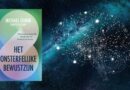 promotieafbeelding Boek van 'Het onsterfelijke bewustzijn' door Michael Egnor naast een oplichtend menselijk brein gevormd door sterren en sterrenstelsels in het universum.
