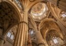 Binnenaanzicht van een historische kathedraal met hoge stenen bogen en een achthoekige koepel die de principes van sacrale architectuur en feng shui weerspiegelt.