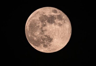 Maan in astrologie."Een gedetailleerde weergave van een volle maan tegen een zwarte nachthemel, symbool voor de innerlijke wereld en emoties in de astrologie."