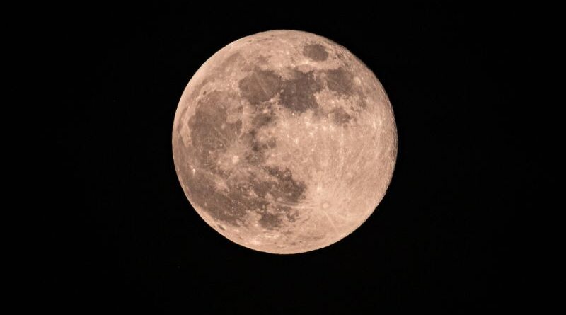 Maan in astrologie."Een gedetailleerde weergave van een volle maan tegen een zwarte nachthemel, symbool voor de innerlijke wereld en emoties in de astrologie."